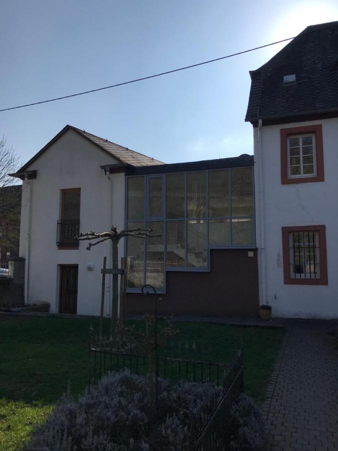 Ferienwohnung Altes Pfarrhaus Mit Flair Und Moselblick Браунеберг Екстериор снимка
