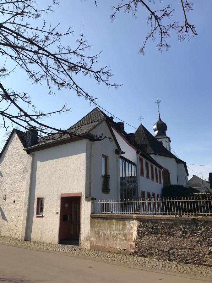 Ferienwohnung Altes Pfarrhaus Mit Flair Und Moselblick Браунеберг Екстериор снимка