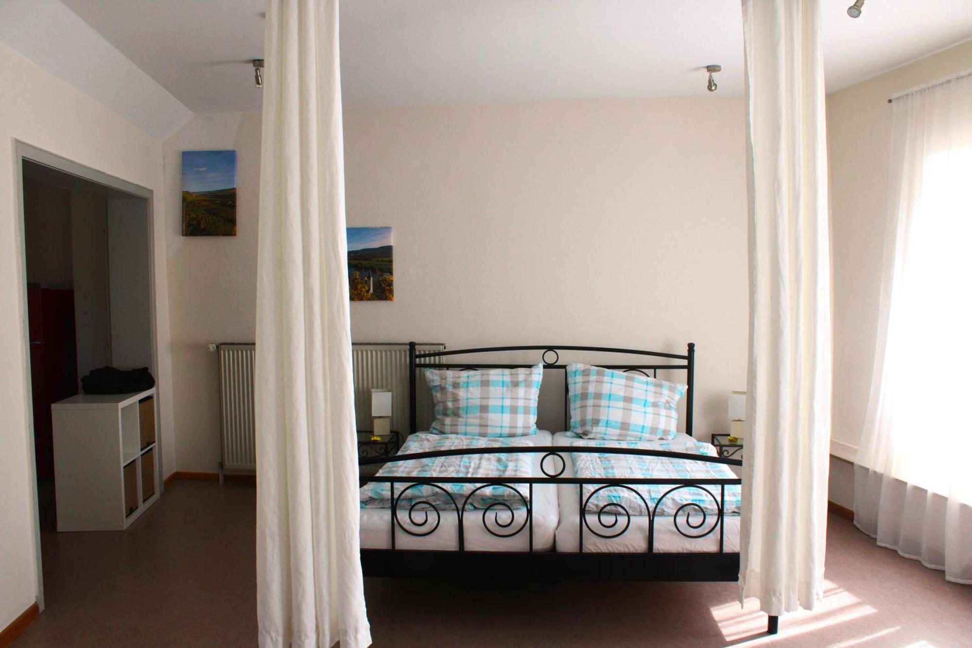 Ferienwohnung Altes Pfarrhaus Mit Flair Und Moselblick Браунеберг Екстериор снимка
